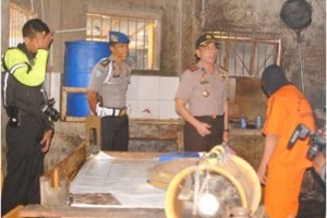 Kapolrs Kuningan saat memimpin rekontruksi pembuatan mie berfomalin.